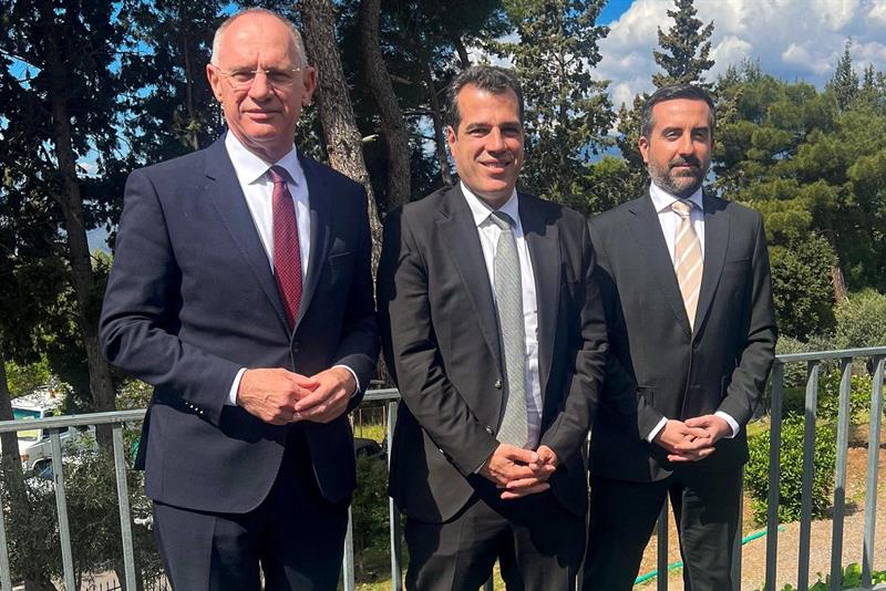 Innenminister Gerhard Karner, Migrationsminister Athanasios Plevris und EU-Ratsvorsitzender Nicholas Ioannides beim Treffen in Griechenland.