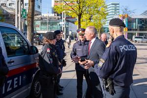 Innenminister Gerhard Karner und Landespolizeidirektor Bernhard Rausch bei der fremdenpolizeilichen Schwerpunktaktion am Hauptbahnhof in Salzburg.