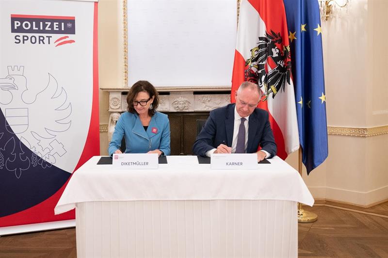 Vereinspräsidentin Rosa Diketmüller und Innenminister Gerhard Karner bei der Unterzeichnung der Vereinbarung.
