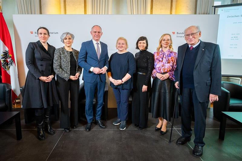 Justizministerin Anna Sporrer (2.v.li.)Innenminister Gerhard Karner (3.v.li.) und Sozialministerin Korinna Schumann (4.v.li.) beim Tag der Kriminalitätsopfer im Innenministerium.