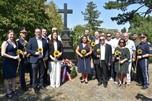 Das BMI erinnert in Lackenbach an im Nationalsozialismus ermordete Roma und Romnja, Sinti und Sintizze.