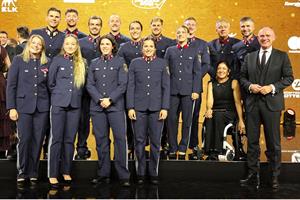 Innenminister Gerhard Karner (re.) mit den Polizeispitzensportlerinnen und -sportlern.