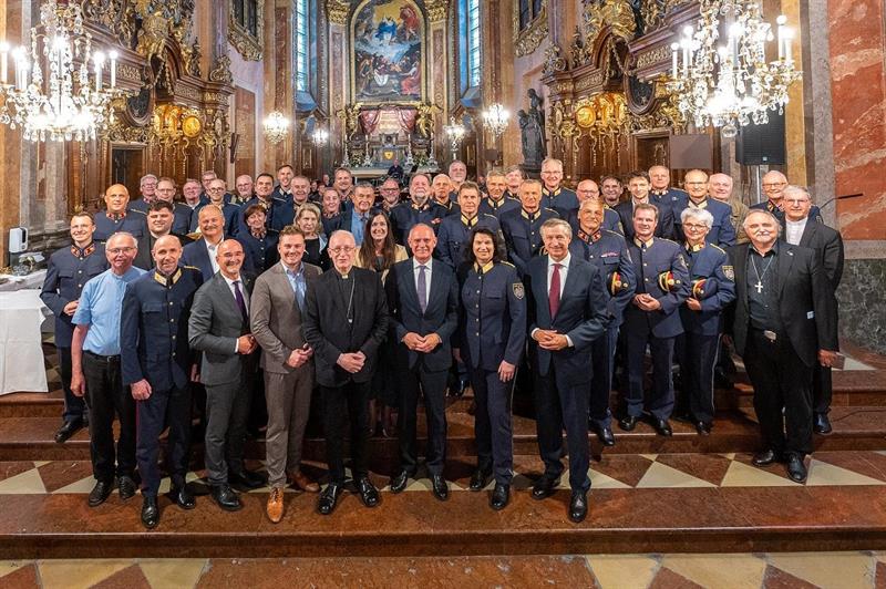 Die Vertreterinnen und Vertreter der Polizei und der Kirche im Dom zu St. Pölten.