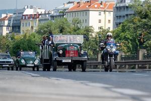 Ein großes Highlight war nach der Eröffnung die Rundfahrt um den Ring mit historischen und modernen Polizeifahrzeugen.
