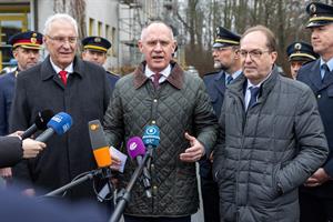 Bayerns Innenminister Joachim Herrmann, Innenminister Gerhard Karner und der deutsche Innenminister Alexander Dobrindt in Passau.