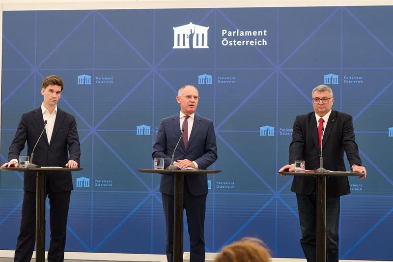 NEOS-Sicherheitssprecher Hoyos-Trauttmansdorff, Innenminister Gerd Karner und Staatssekretär Jörg Leichtfried bei der PK.