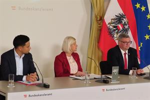 Klubobmann Yannick Shetty, Bundesministerin Klaudia Tanner und Staatssekretär Jörg Leichtfried beim Pressefoyer.
