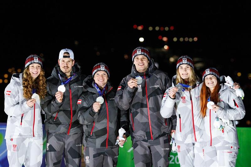 Lisa Schulte (li.) mit Österreichs Rodel-Team Staffel.