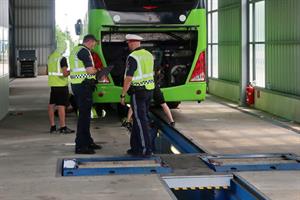 18 neue Schwerverkehrskontrollorgane absolvierten Anfang Juli 2026 ihre Praxisausbildung am Verkehrskontrollplatz Ilztal.