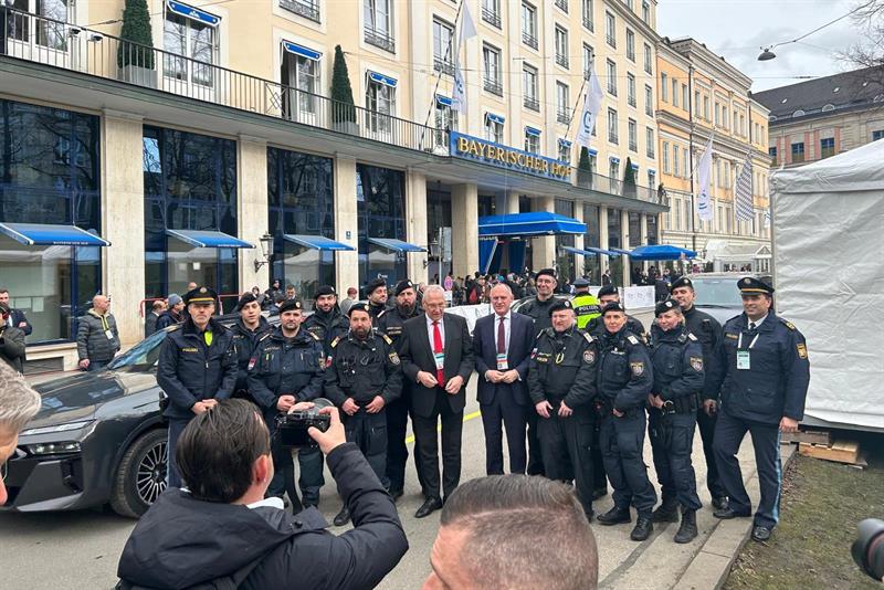 Angehörige der Einsatzeinheiten aus Salzburg und Tirol sowie Bedienstete des Einsatzkommando Cobra und des Verfassungsschutzes stehen in München im Einsatz.