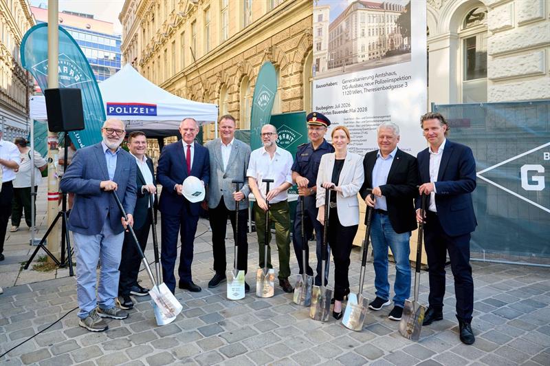 Mit dem Spatenstich am 17. Juli 2026 startete das Bau- und Gebäudemanagement der Stadt Wien mit der Generalsanierung des Amtsgebäudes in der Hufelandgasse/Theresienbadgasse.