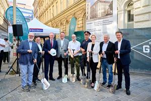 Mit dem Spatenstich am 17. Juli 2026 startete das Bau- und Gebäudemanagement der Stadt Wien mit der Generalsanierung des Amtsgebäudes in der Hufelandgasse/Theresienbadgasse.