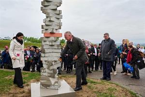 Innenminister Gerhard Karner bei der Stele für die Außenlager vor dem KZ Mauthausen.