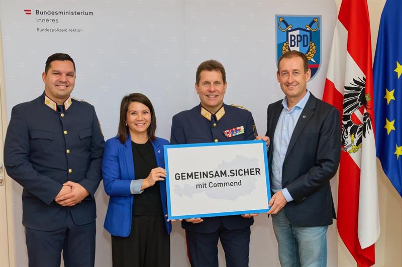 Kontrollinspektor Daniel Zipfl, Christine Bernroider, Bundespolizeidirektor Michael Takacs und Klaus Hirschegger bei der Unterzeichnung.