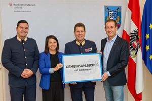 Kontrollinspektor Daniel Zipfl, Christine Bernroider, Bundespolizeidirektor Michael Takacs und Klaus Hirschegger bei der Unterzeichnung.