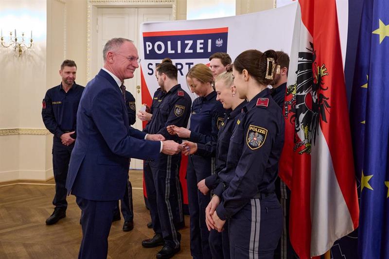 Innenminister Gerhard Karner verabschiedet das Olympia-Team.