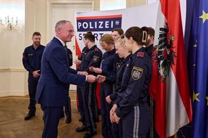 Innenminister Gerhard Karner verabschiedet das Olympia-Team.