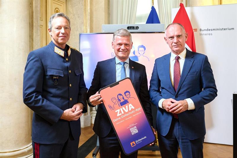 Gruppenleiter Reinhard Schnakl, Präsident Andreas Hager und Innenminister Gerhard Karner bei der Präsentation.