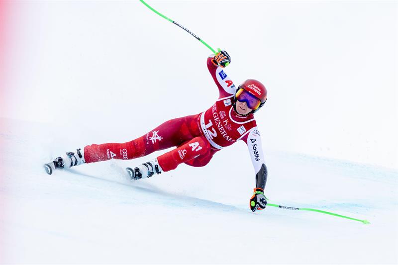 Polizeispitzensportlerin Cornelia Hütter auf ihrem Weg zum Abfahrtssieg in Val d'Isere.