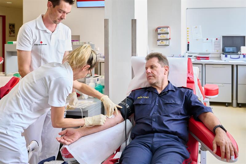 Bundespolizeidirektor Michael Takács bei seinem "Einsatz" in der Blutspendezentrale des Roten Kreuzes in Wien.