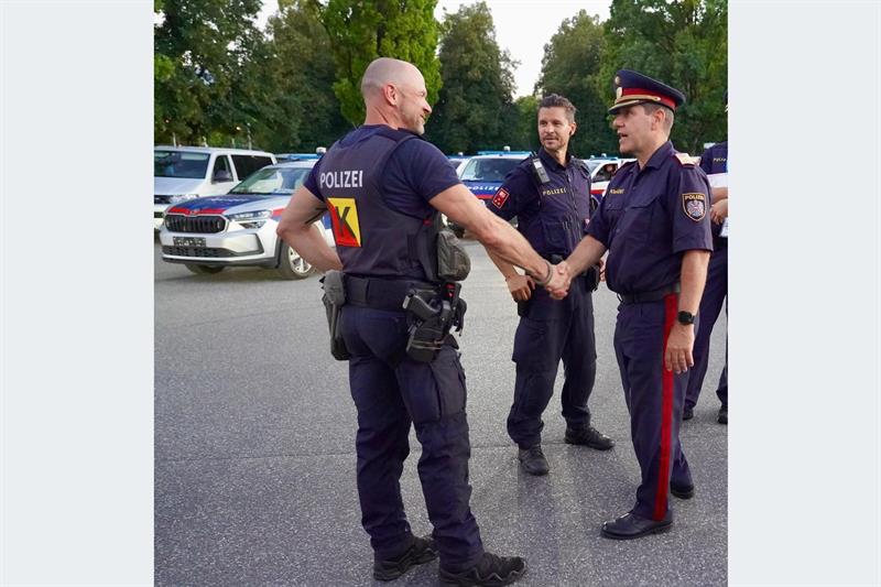 Bundespolizeidirektor Michael Takács bei seinem Besuch der Einsatzkräfte vor dem UEFA Super Cup Finale.