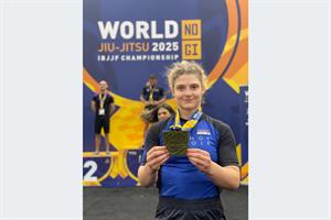 Jiu-Jitsu-Spitzensportlerin Inga Boruch freut sich über ihre Bronze-Medaille.