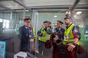 Bundespolizeidirektor Michael Takács (li.) beim Lokalaugenschein am Flughafen Salzburg.