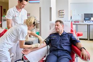 Bundespolizeidirektor Michael Takács bei seinem "Einsatz" in der Blutspendezentrale des Roten Kreuzes in Wien.