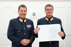 Bundespolizeidirektor Michael Takács zeichnete engagierte Mitwirkende am EU-Asyl- und Migrationspakt aus.