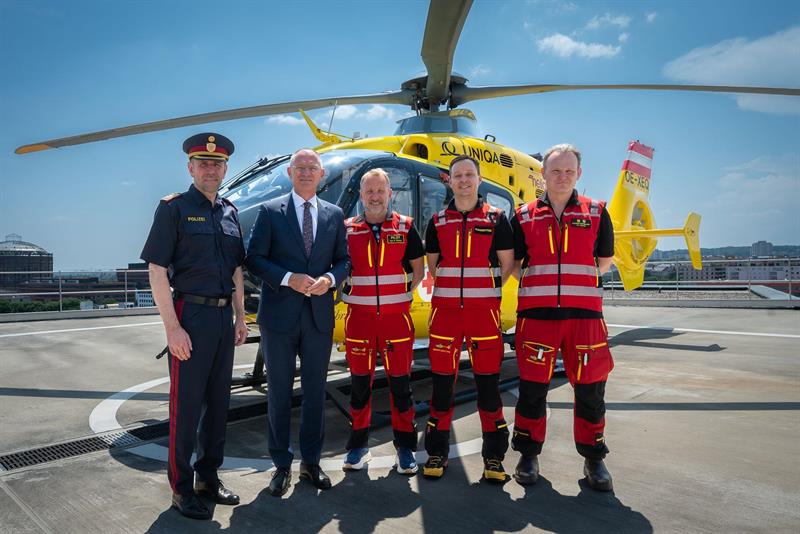 Der Generaldirektor für die öffentliche Sicherheit, Franz Ruf, und Innenminister Gerhard Karner mit Mitgliedern der ÖAMTC-Flugrettung.