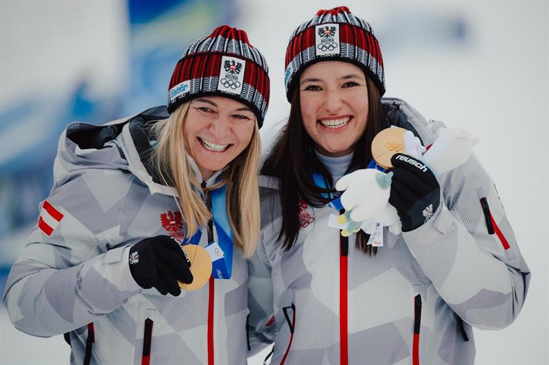 Polizeispitzensportlerin Katharina Huber (re.) holte mit Teamkollegin Ariane Rädler bei den Olympischen Spielen in der Ski Alpin Team Kombination der Frauen die Goldmedaille.