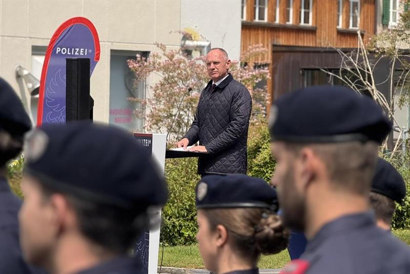 "Die Stärkung der Polizei in Vorarlberg geht weiter", sagte Innenminister Gerhard Karner bei der Ausmusterung und Angelobung in Bregenz.