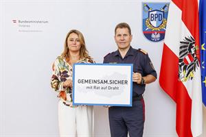 "Rat auf Draht"-Geschäftsführerin Carolin Porcham und Bundespolizeidirektor Michael Takács.