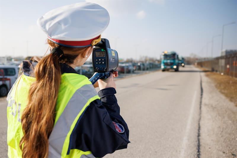 Im Zuge der verstärkten Verkehrsüberwachung der Polizei wurden zu Pfingsten 64.828 Kraftfahrzeuglenkerinnen und -lenker wegen Überschreitung der höchstzulässigen Geschwindigkeit beanstandet.