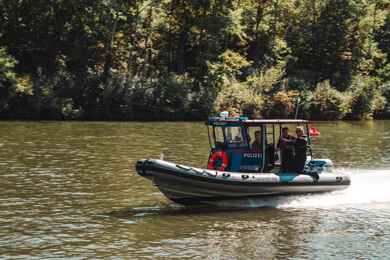 Das neue Polizeiboot "Panthera" wurde am 26. August 2025 bei der Landesfeuerwehrschule in Lebring feierlich getauft und geweiht.
