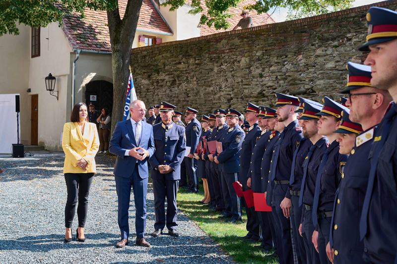 Zum "Tag der Bundespolizei 2025" wurden am 5. September 37 Polizistinnen und 46 Polizisten im burgenländischen Stadtschlaining in Anwesenheit von Innenminister Karner ausgemustert.