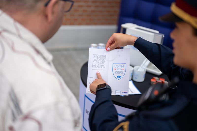 In allen Bundesländern werden im Oktober über zahlreiche Aktionen stattfinden, bei denen Bürgerinnen und Bürger die Möglichkeit haben, mit Polizistinnen und Polizisten ins Gespräch zu kommen.