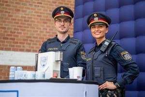 In allen Bundesländern werden im Oktober über zahlreiche Aktionen stattfinden, bei denen Bürgerinnen und Bürger die Möglichkeit haben, mit Polizistinnen und Polizisten ins Gespräch zu kommen.
