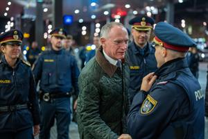 Innenminister Karner überzeugte sich im Zuge eines fremdenpolizeilichen Planquadrats am Wiener Hauptbahnhof persönlich von der professionellen Arbeit der fremd- und grenzpolizeilichen Einheiten.