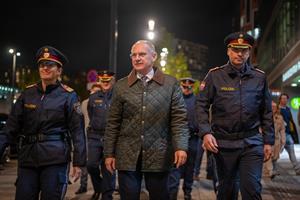 Innenminister Karner überzeugte sich im Zuge eines fremdenpolizeilichen Planquadrats am Wiener Hauptbahnhof persönlich von der professionellen Arbeit der fremd- und grenzpolizeilichen Einheiten.