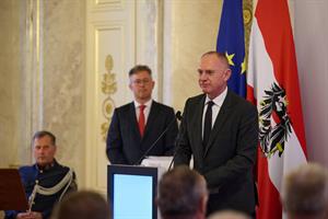 Innenminister Gerhard Karner und Staatssekretär Jörg Leichtfried ehrten am 17. November 2025 zehn Polizisten, die das Leben von Menschen retteten.
