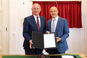Innenminister Karner und der designierte neue Rektor der Universität Innsbruck unterzeichneten am 14. Juli 2026 eine strategische Kooperationsvereinbarung im Bereich Forschung und Innovation.