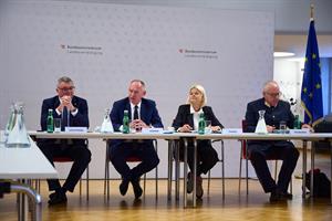Innenminister Karner, Verteidigungsministerin Tanner und Staatssekretär Leichtfried präsentierten den aktuellen Zwischenbericht der Arbeitsgemeinschaft für Drohnenabwehr.