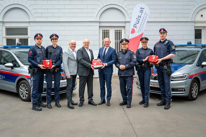 Am 14. April 2026, dem "Tag des Notrufs", machte Innenminister Gerhard Karner gemeinsam mit dem Verein PULS auf die Polizei als Lebensretter bei medizinischen Notfällen aufmerksam.