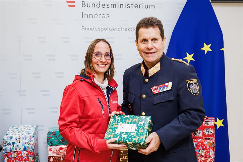 Bundespolizeidirektor Michael Takács übergab über 140 Weihnachtsgeschenke für die "Weihnachtspackerlaktion".