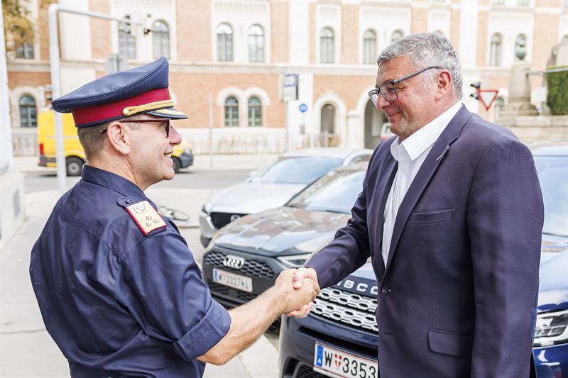 Bundespolizeidirektor Michael Takács und Staatssekräter Jörg Leichtfried.