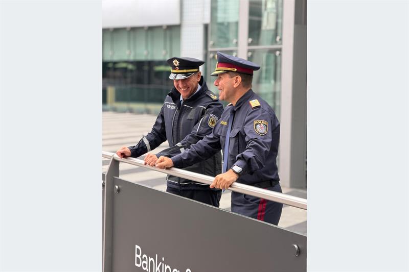 Der Präsident der Bundespolizeidirektion München, Karl Heinz Blümel, und Bundespolizeidirektor Michael Takács in München.
