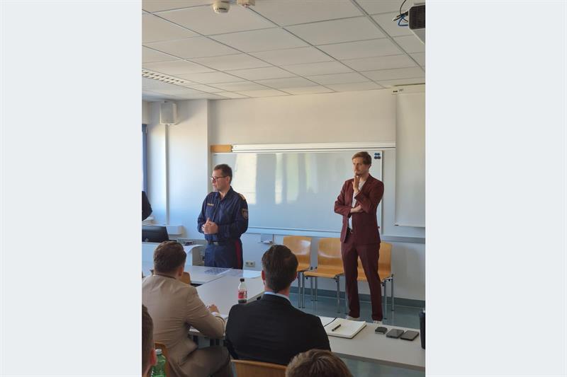 Bundespolizeidirektor Michael Takács und Generalmajor Michael Holzer, Leiter des Zentrums für Grundausbildung der Sicherheitsakademie.