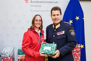 Bundespolizeidirektor Michael Takács übergab über 140 Weihnachtsgeschenke für die "Weihnachtspackerlaktion".