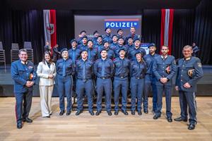 Die feierliche Angelobung und Ausmusterung fand im Beisein von Bundespolizeidirektor Michael Takács, Sicherheitslandesrätin Astrid Mair und Landespolizeidirektor Helmut Tomac statt.